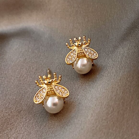 Cute Bee Shape Pearl Earring - Picture 3 of 3